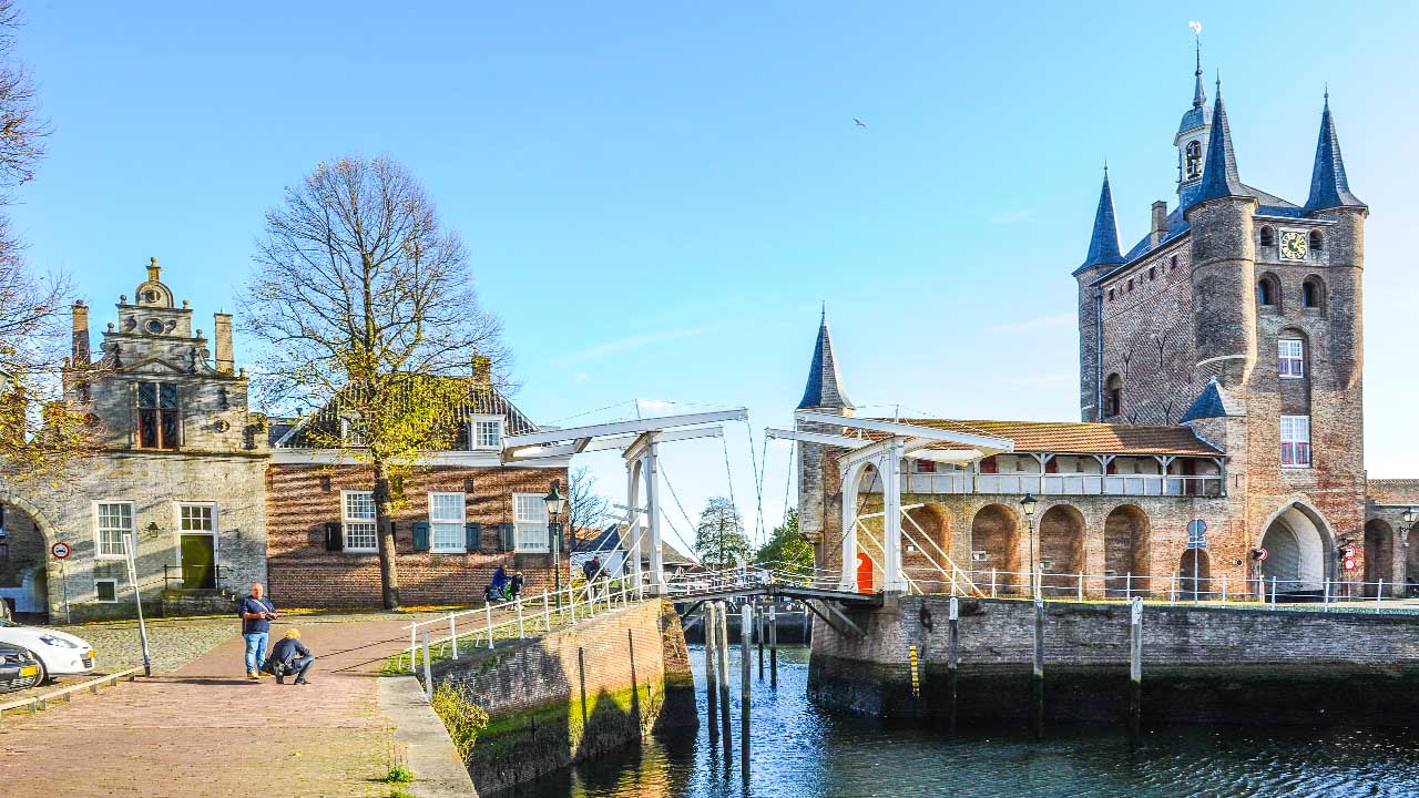 Достопримечательности Зирикзе, средневековая сторожевая башня, старый порт, Зеландия, Нидерланды